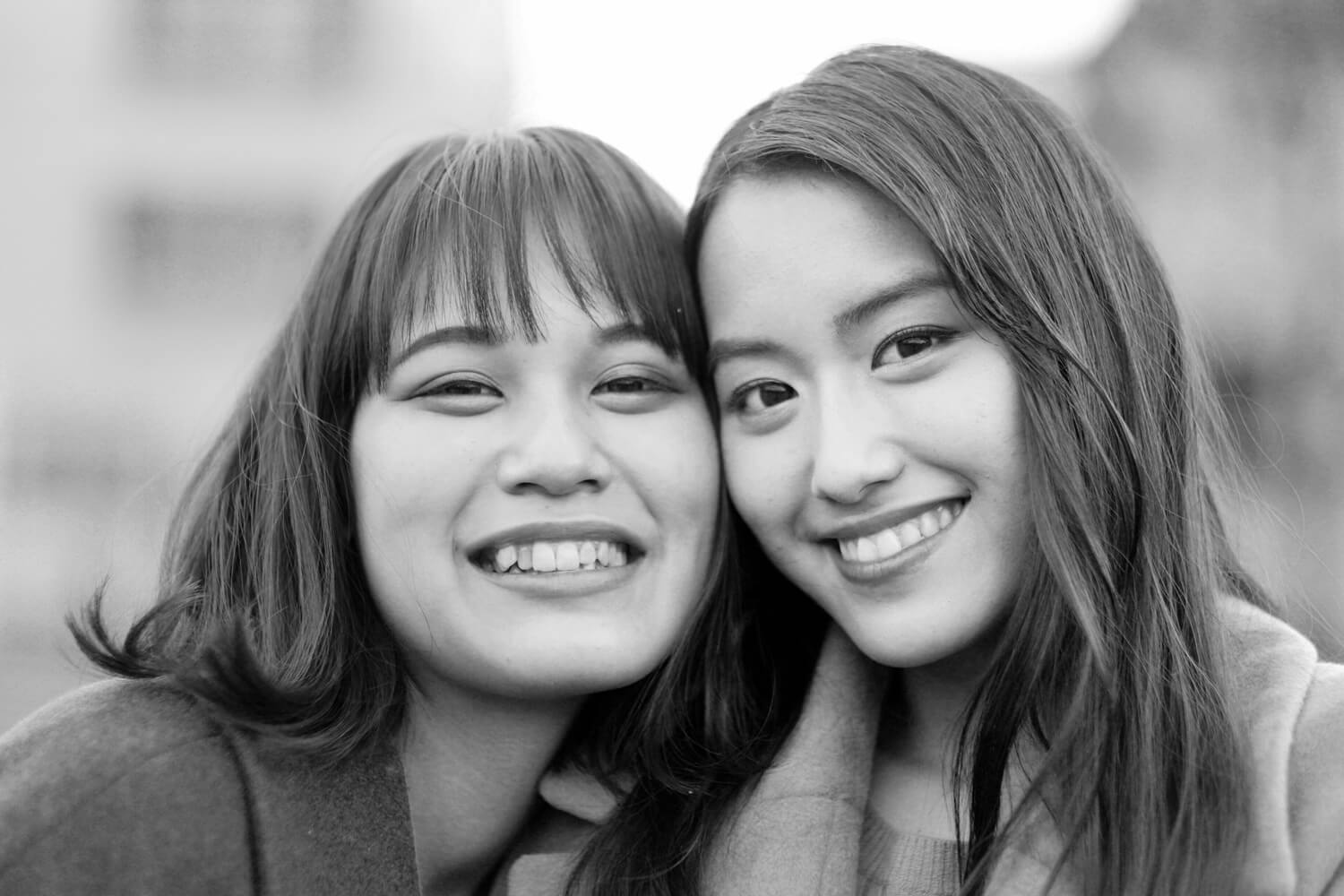 顔を寄せて笑う2人の女性