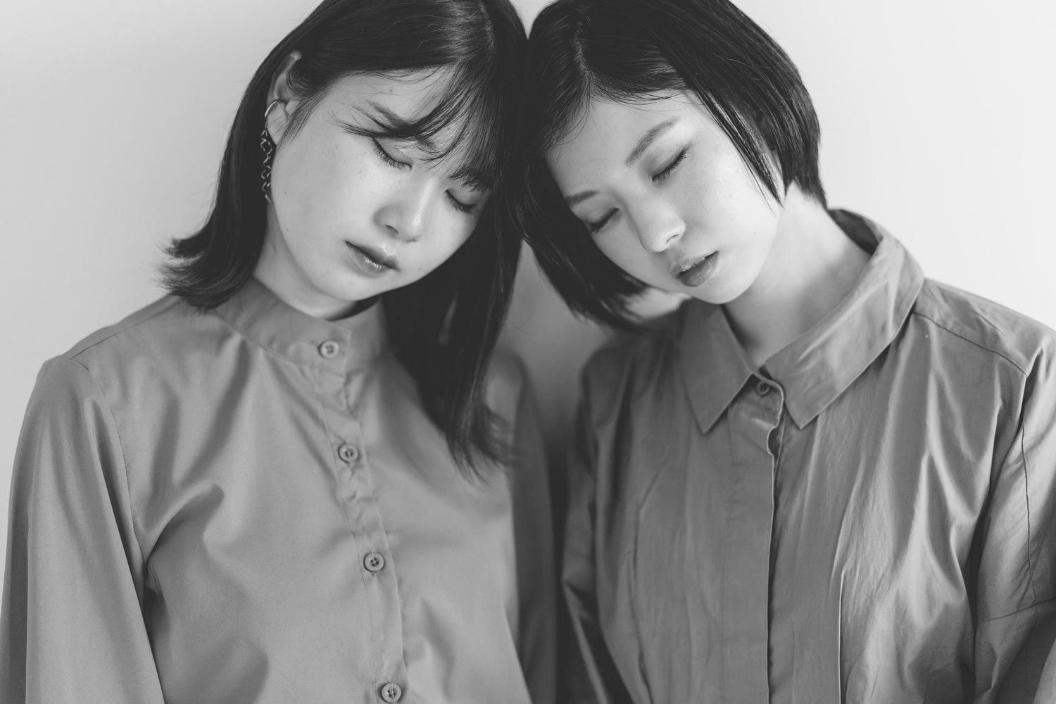 女性が2人目を瞑って寄り添っている写真