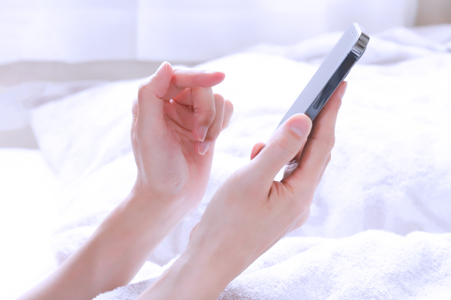 スマホで簡単に予約している様子の写真