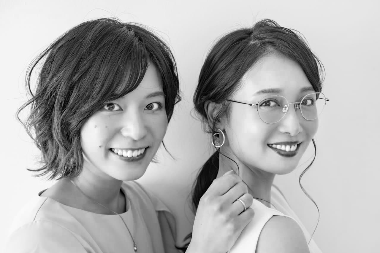 女性が2人で笑顔の写真